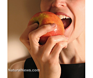 Жена-яде-ябълка