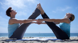 Фитнес-йога-разтягане-плаж-море-поза
