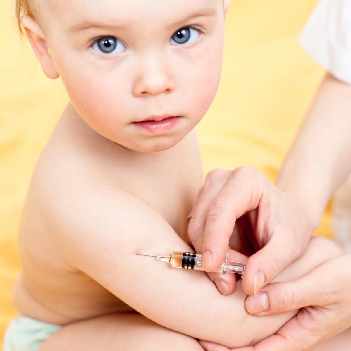 Бебе-доктор-инжектира-ваксина