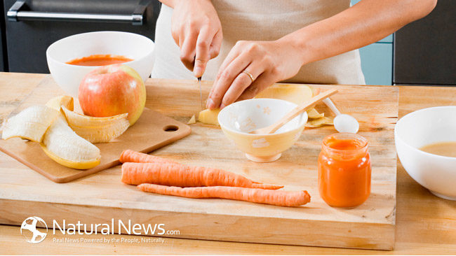 моркови-ябълка-дъска-за-рязане-жена-приготвя