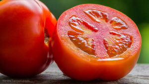 Свеж градински домат