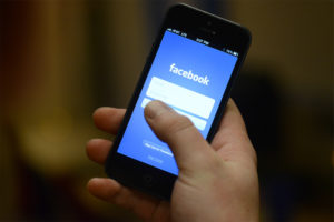 Facebook-телефон-екран-фейсбук