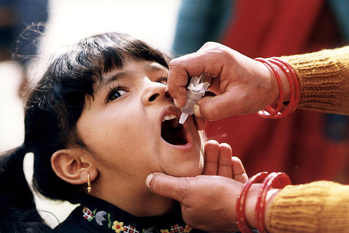 орална-полиомиелитна-ваксина-дете-полио